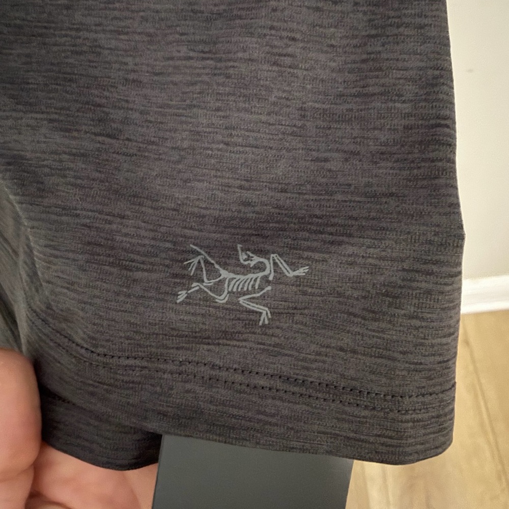 NWT ARC’TERYX TAEMA CREW NECK SHIRT SS WOMEN'S - BLACK HEATHER SIZE SMALL - Picture 4 of 7